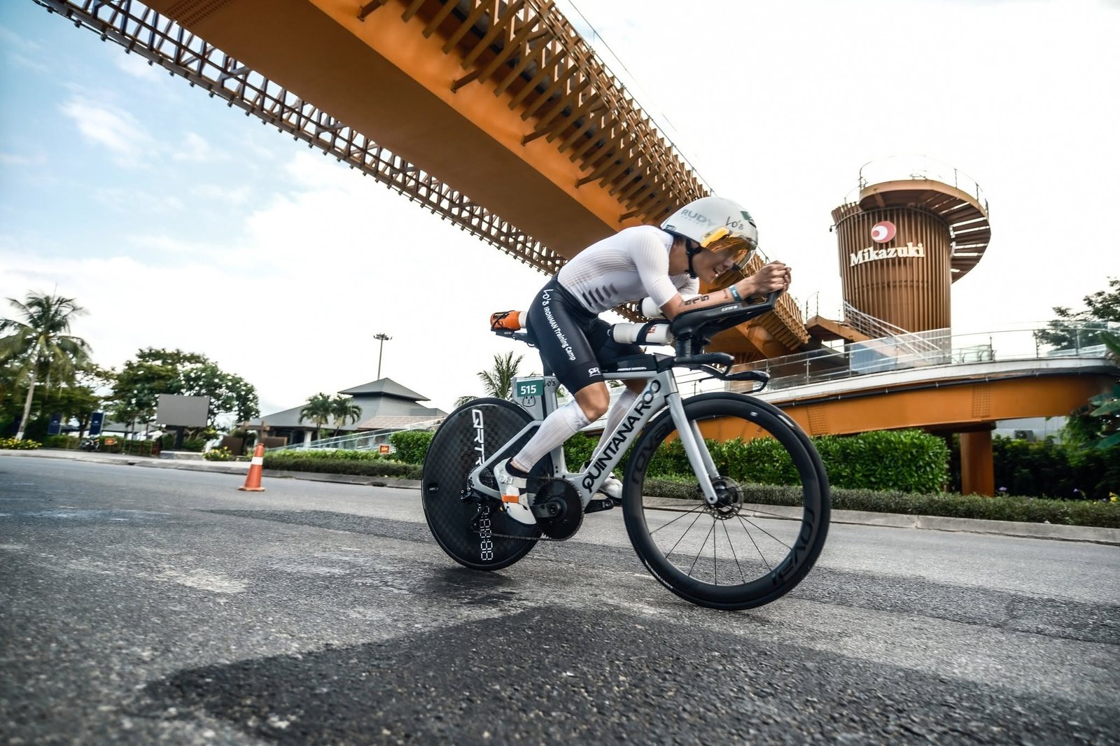 羅譽寅教練在 IRONMAN 賽事自行車段以計時車全力騎乘