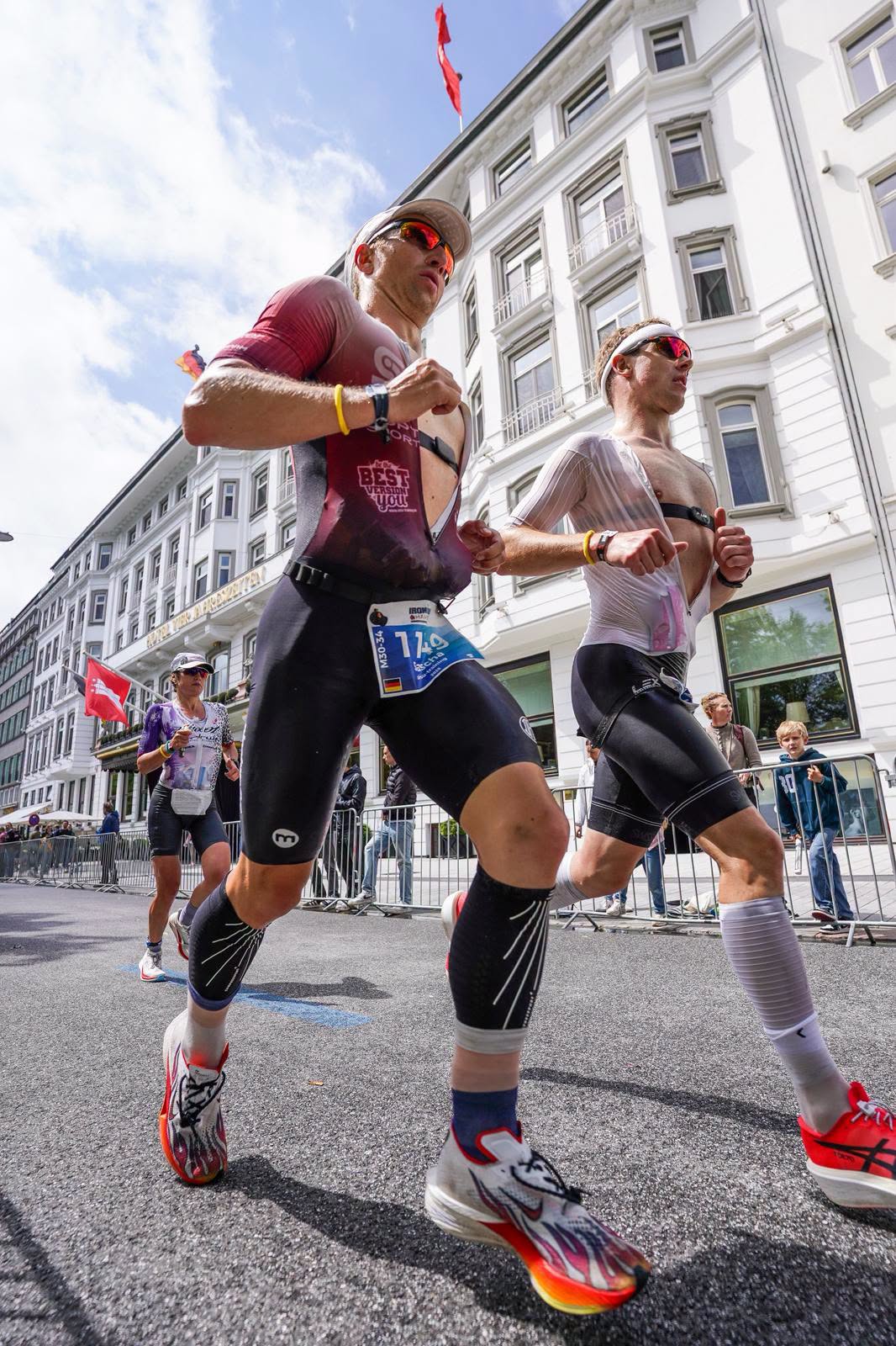 兩位鐵人選手在 IRONMAN 馬拉松路段並肩跑，狀態明顯不同