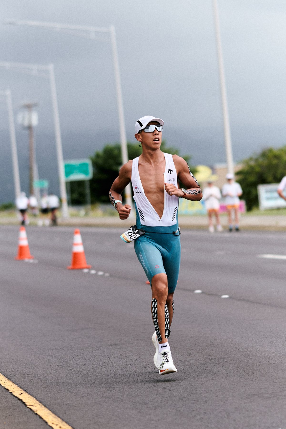 巴斯（李鵬程）在 2026 Kona 馬拉松賽段，背景是烏雲