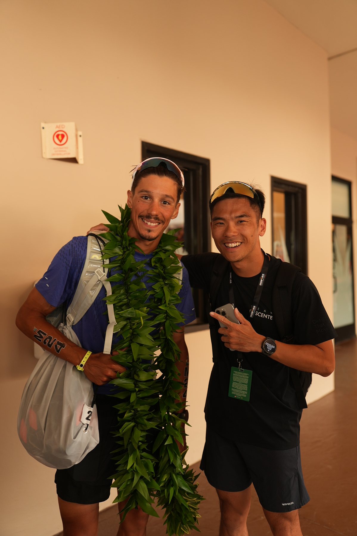 羅譽寅教練（右）賽後與 2026 Kona 男子冠軍 Vincent Luis（左，戴著花環）合照