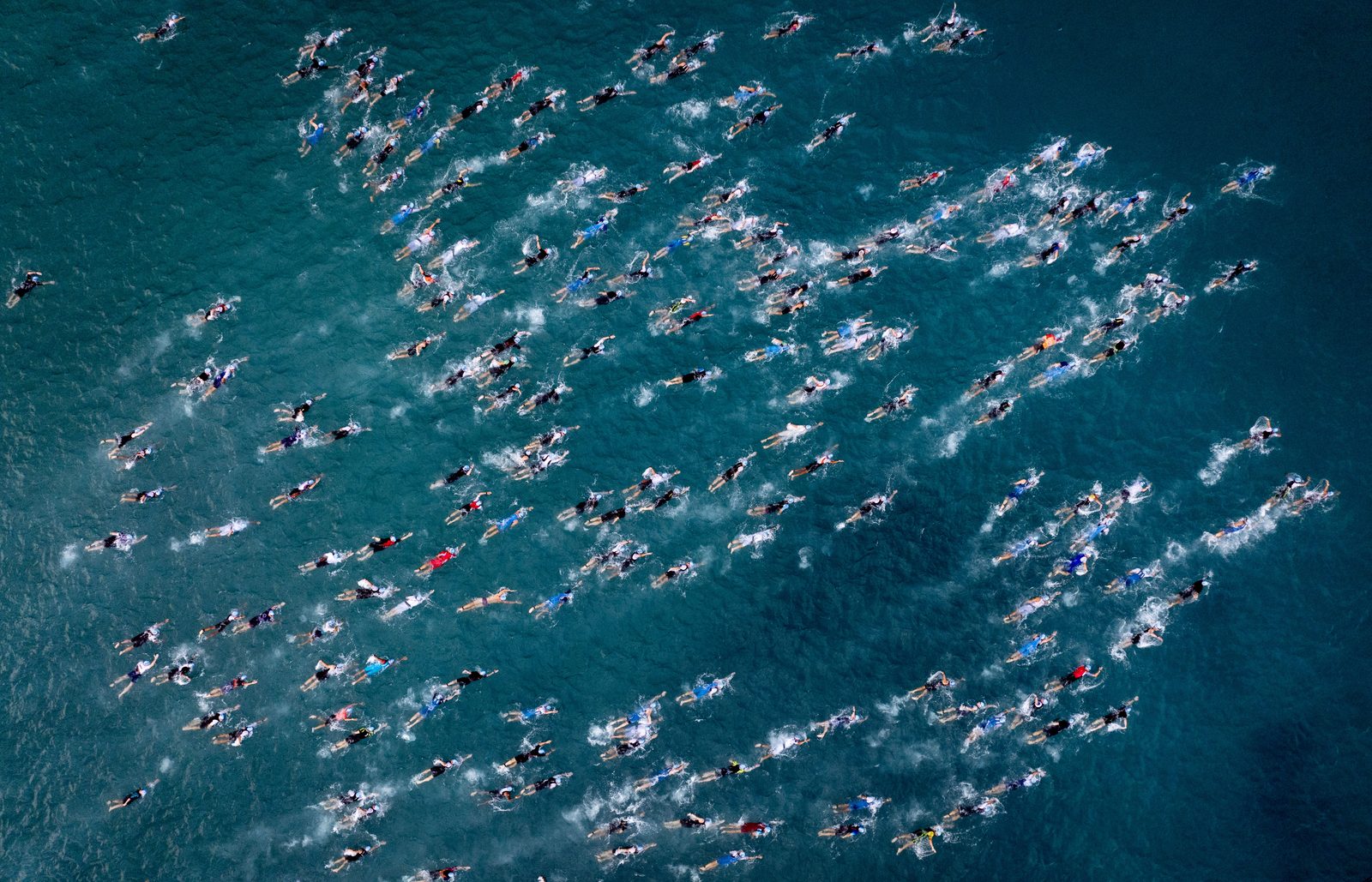 空拍 Kona 世錦賽游泳出發，數百名選手在深藍色海面上划水