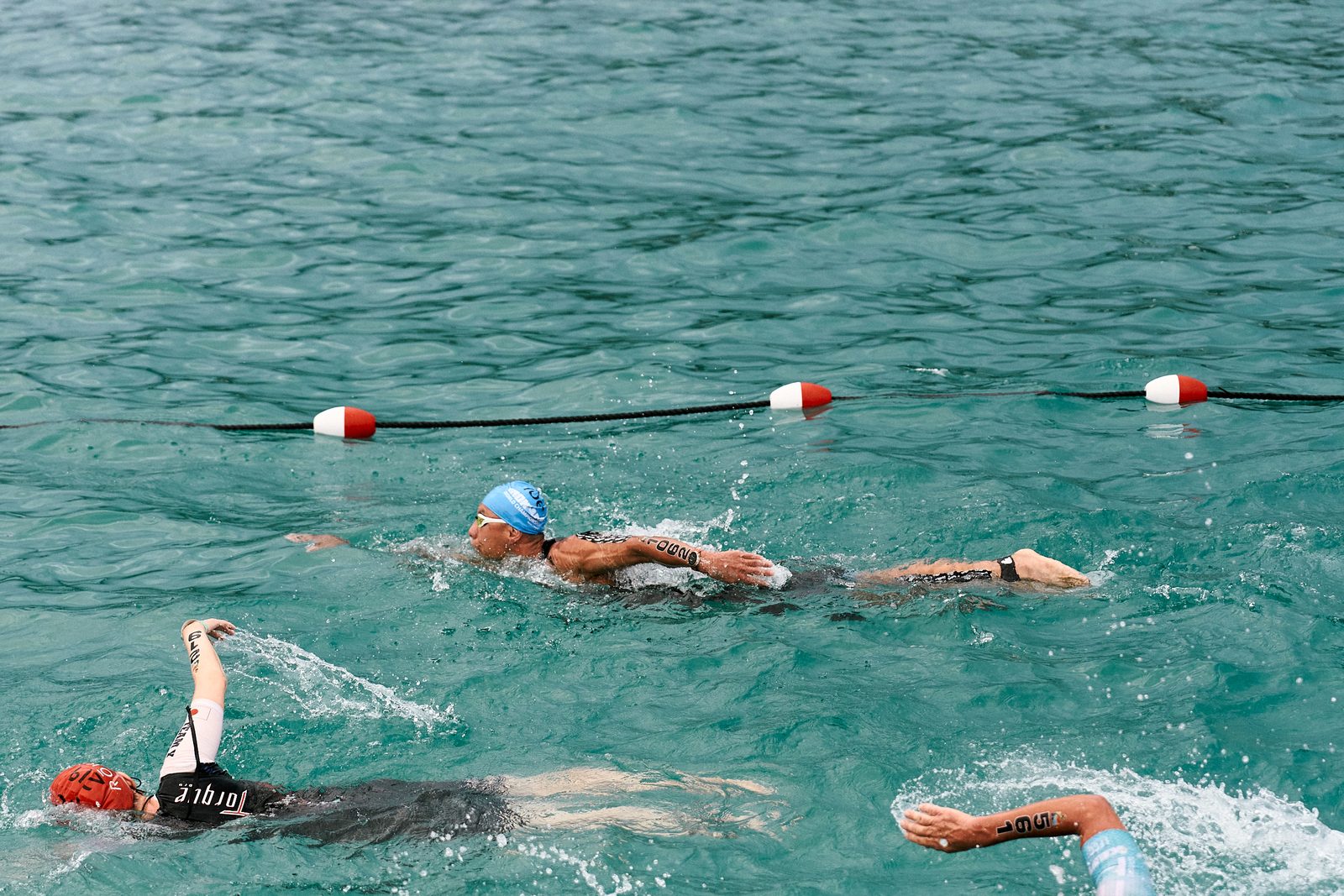 Kona 世錦賽游泳賽段，選手沿著浮標線在海面上划水
