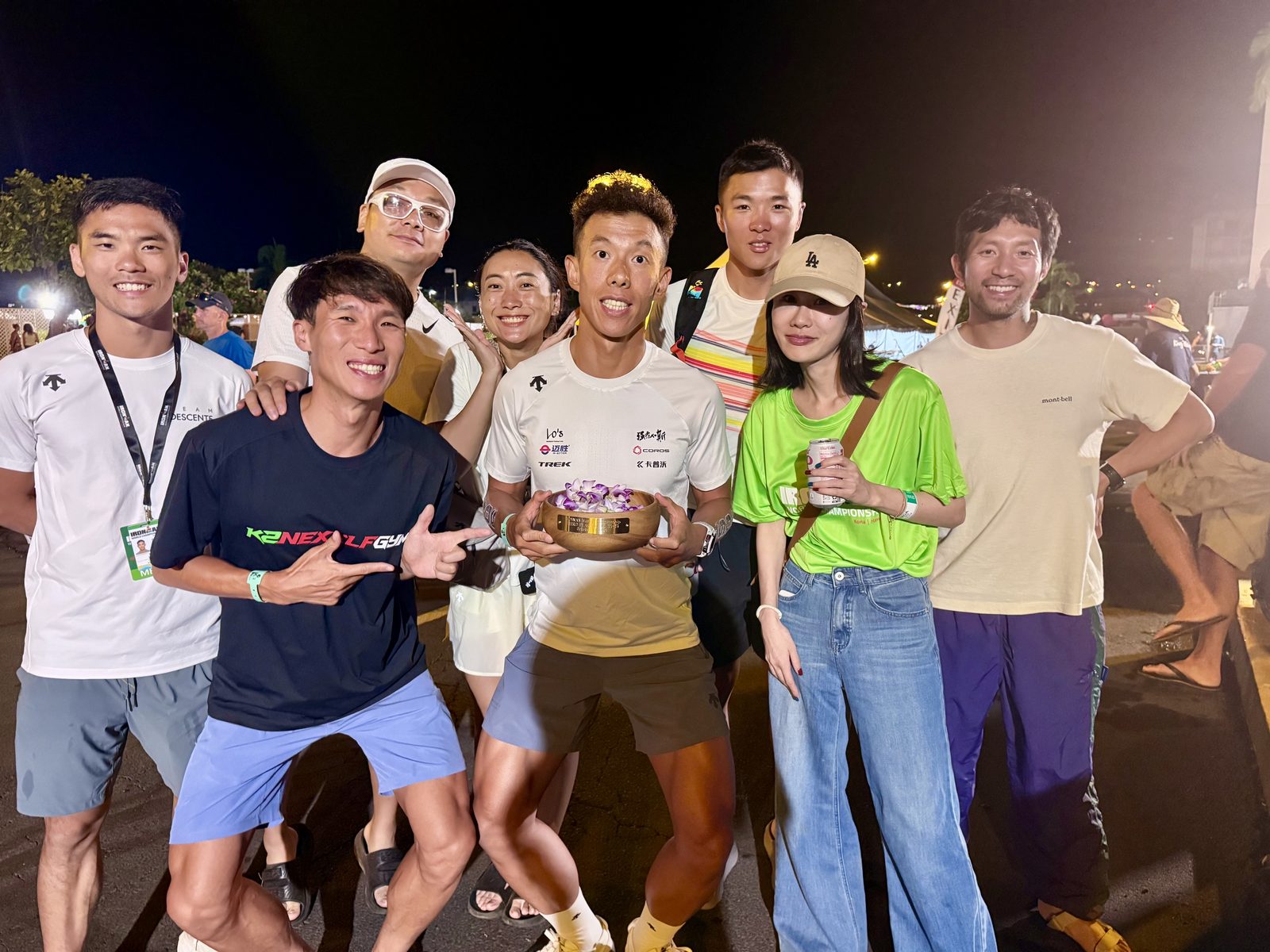 2026 Kona 賽後夜晚，選手與朋友在終點附近合照慶祝