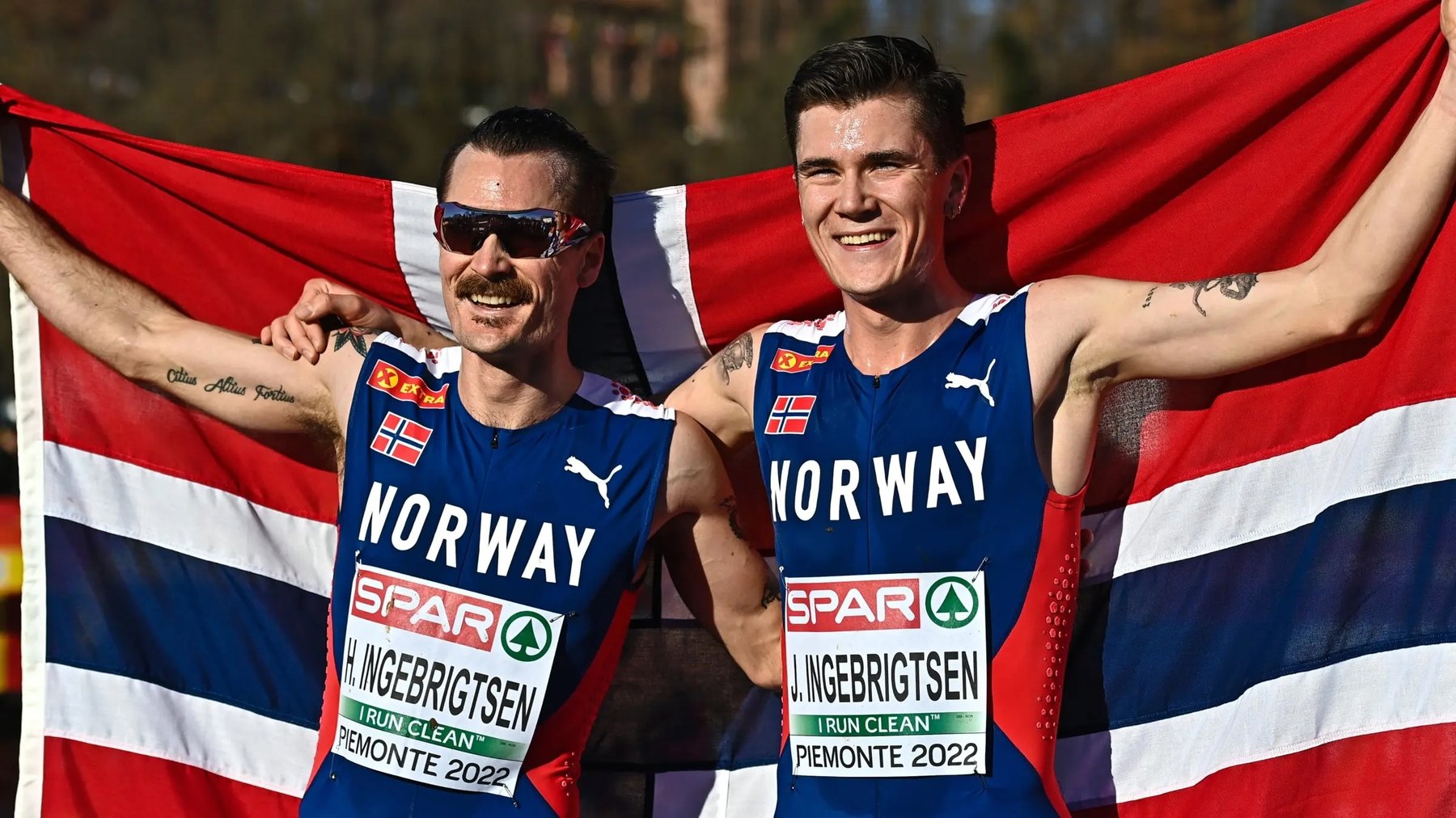 Henrik 與 Jakob Ingebrigtsen 披著挪威國旗慶祝
